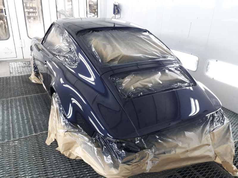 Voiture fraîchement peinte, protégée.