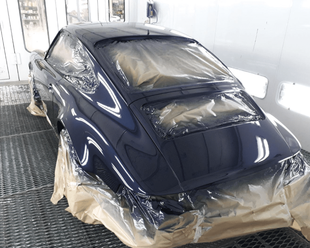 Voiture en peinture, protection en place.