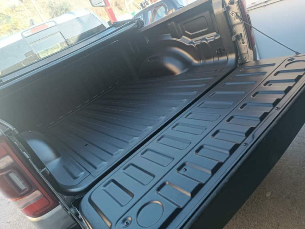 Coffre de camion vide et propre.