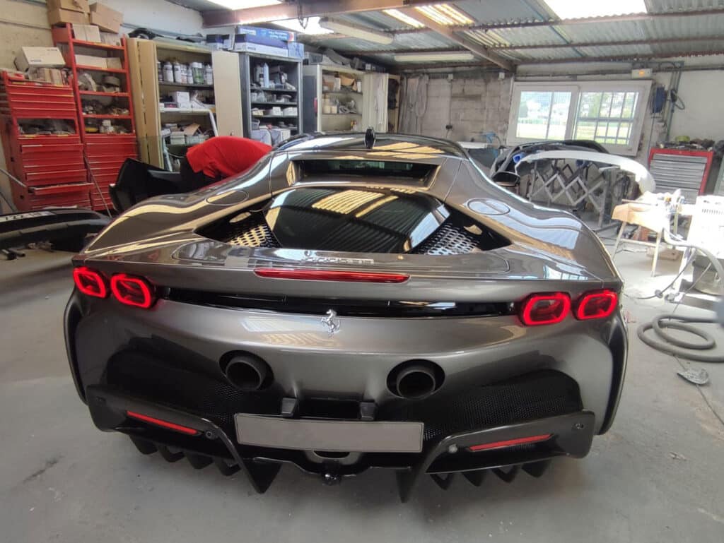 Ferrari élégante dans un garage