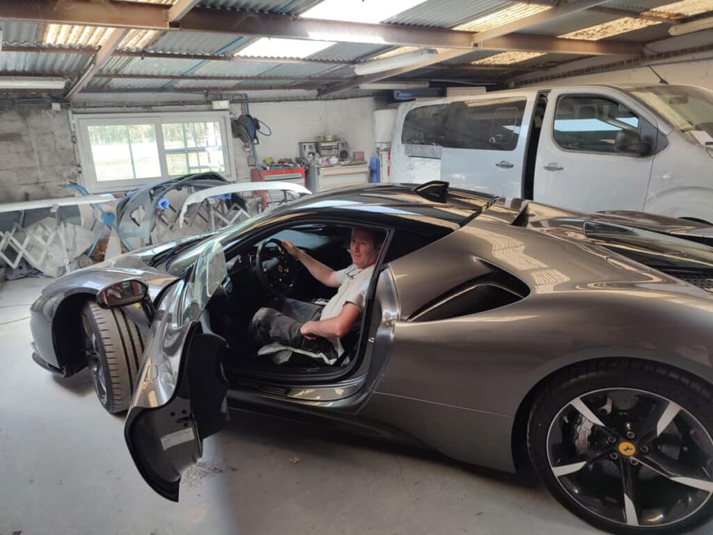 Voiture de sport dans un garage.