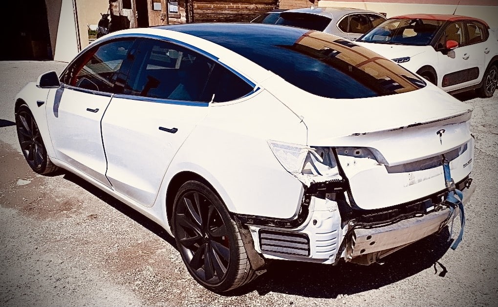 Tesla endommagée, réparation en cours.