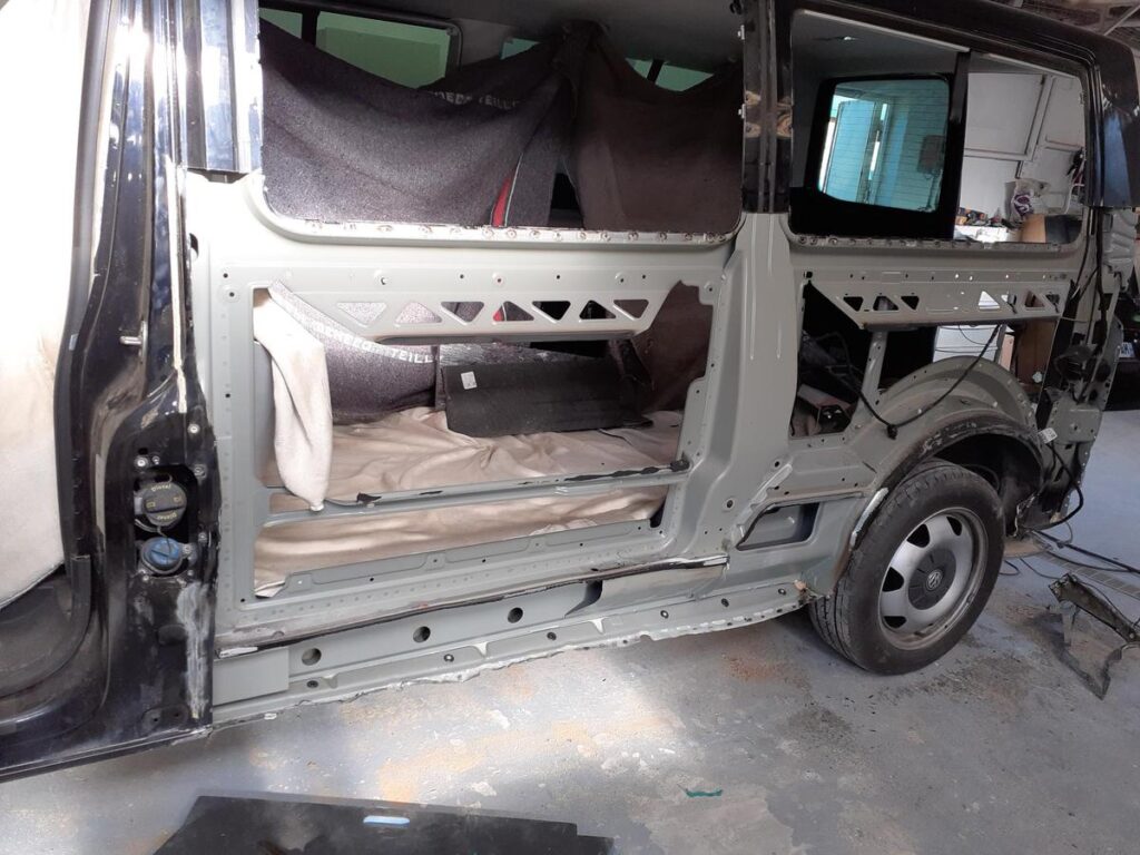 Intérieur d'un véhicule en réparation.