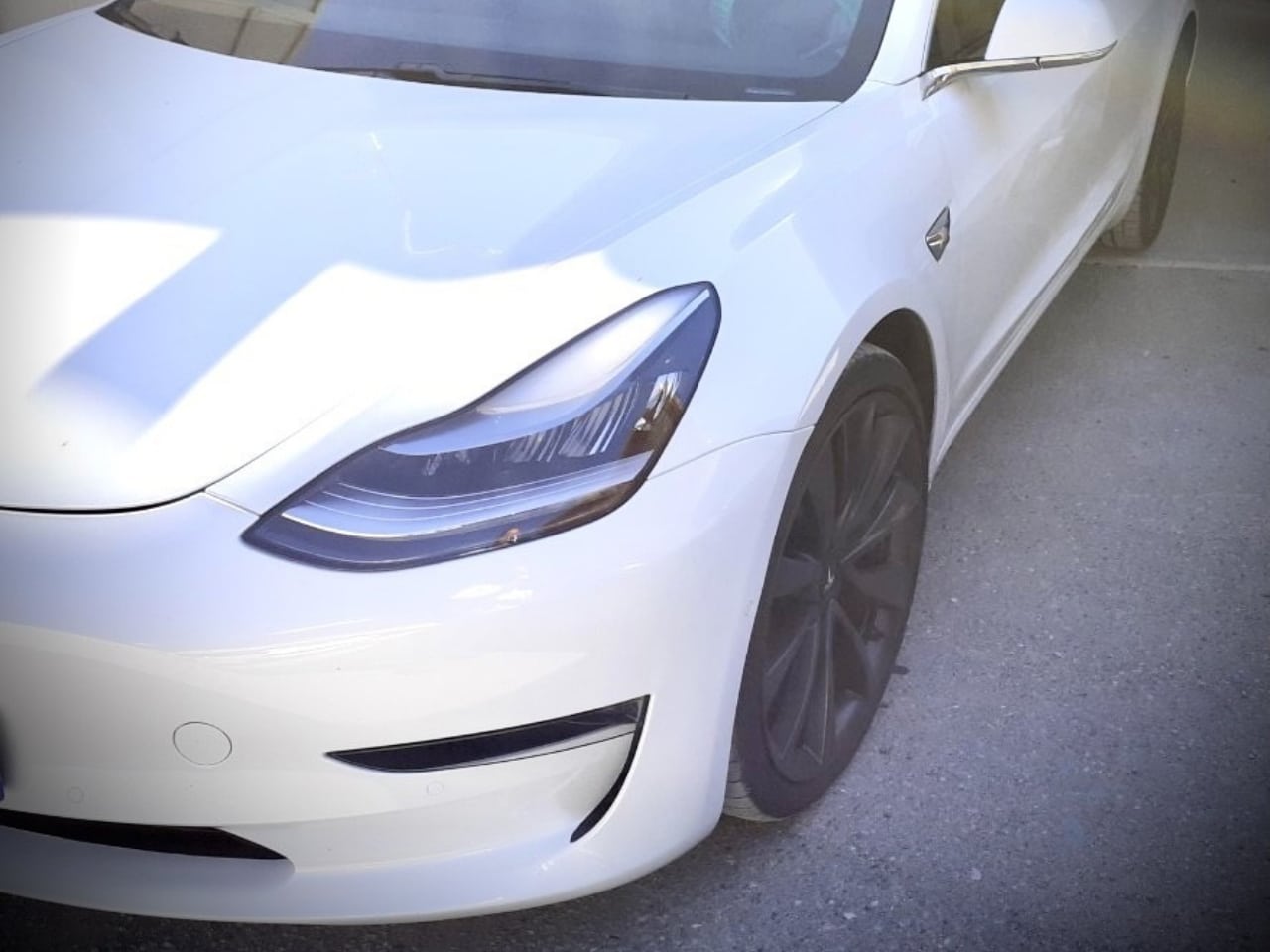 Voiture électrique blanche, élégante et moderne.