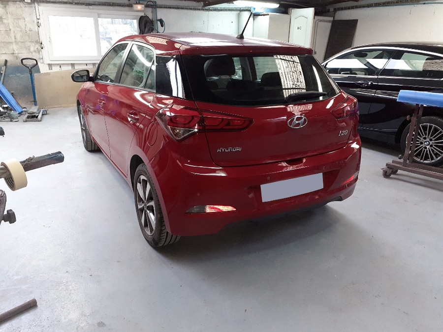 Voiture rouge dans un garage.